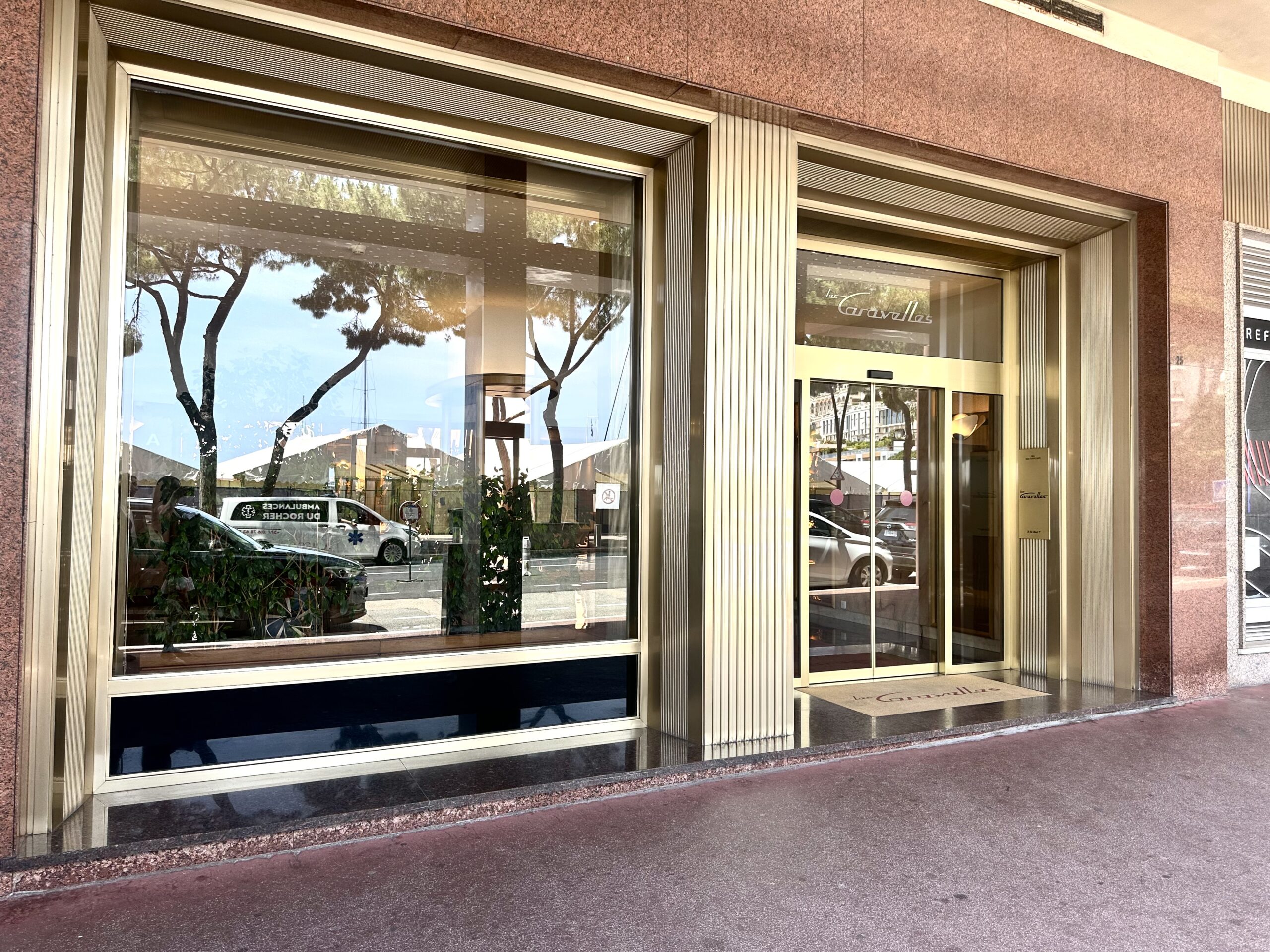 Caraveles building's entrance