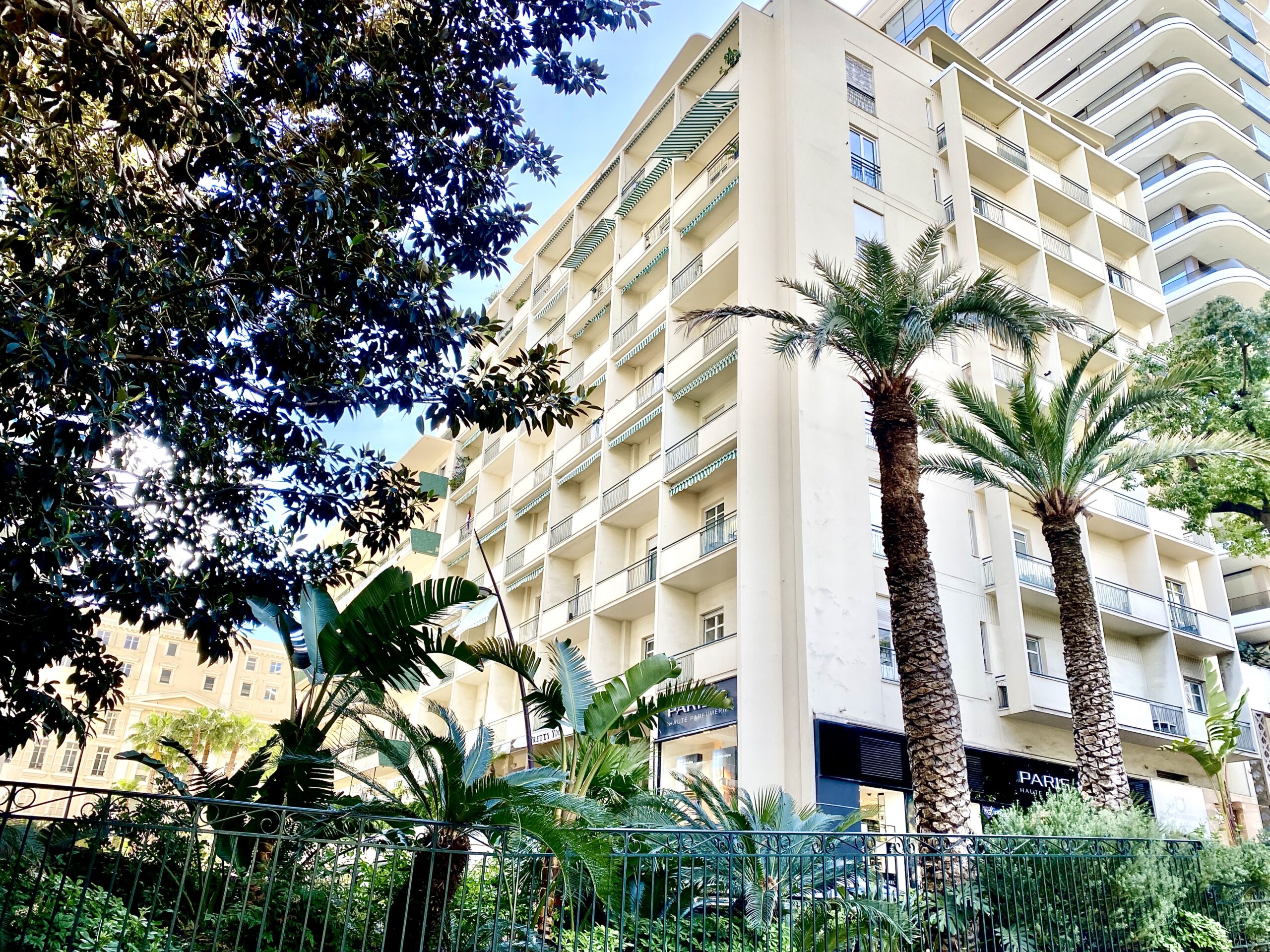 Entire Palais Saint James building