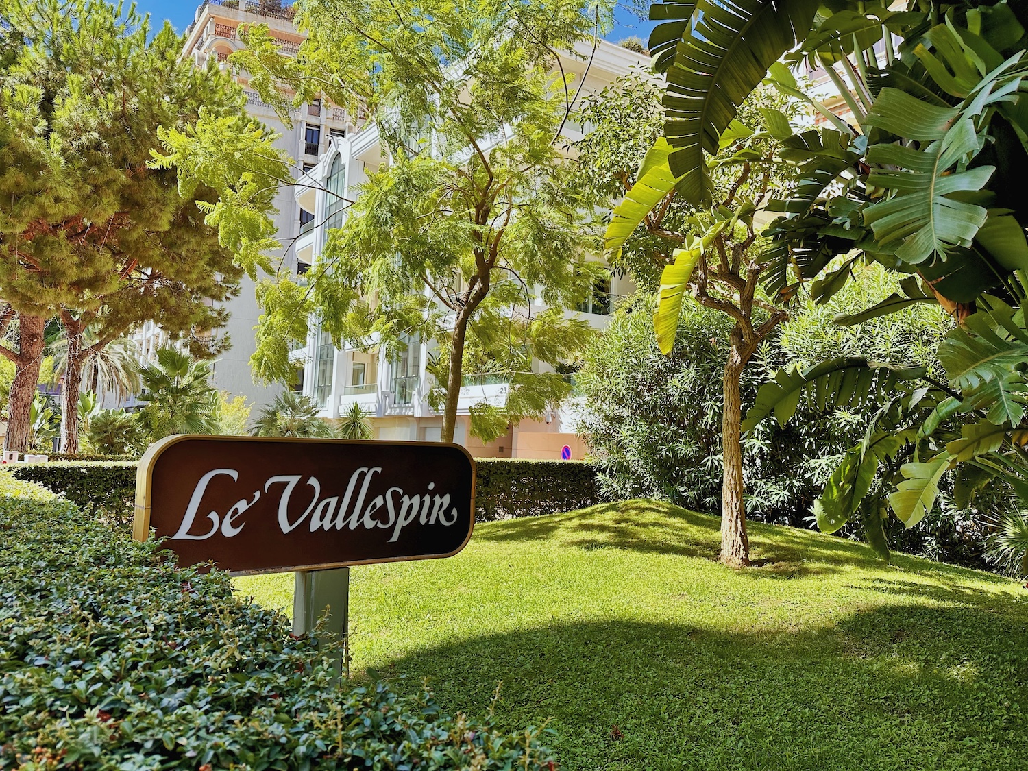 Le Vallespir residence garden and sign in Monaco